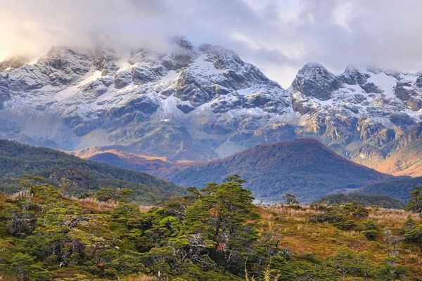 Cocinilla encendida durante una pausa al anochecer en la montaña